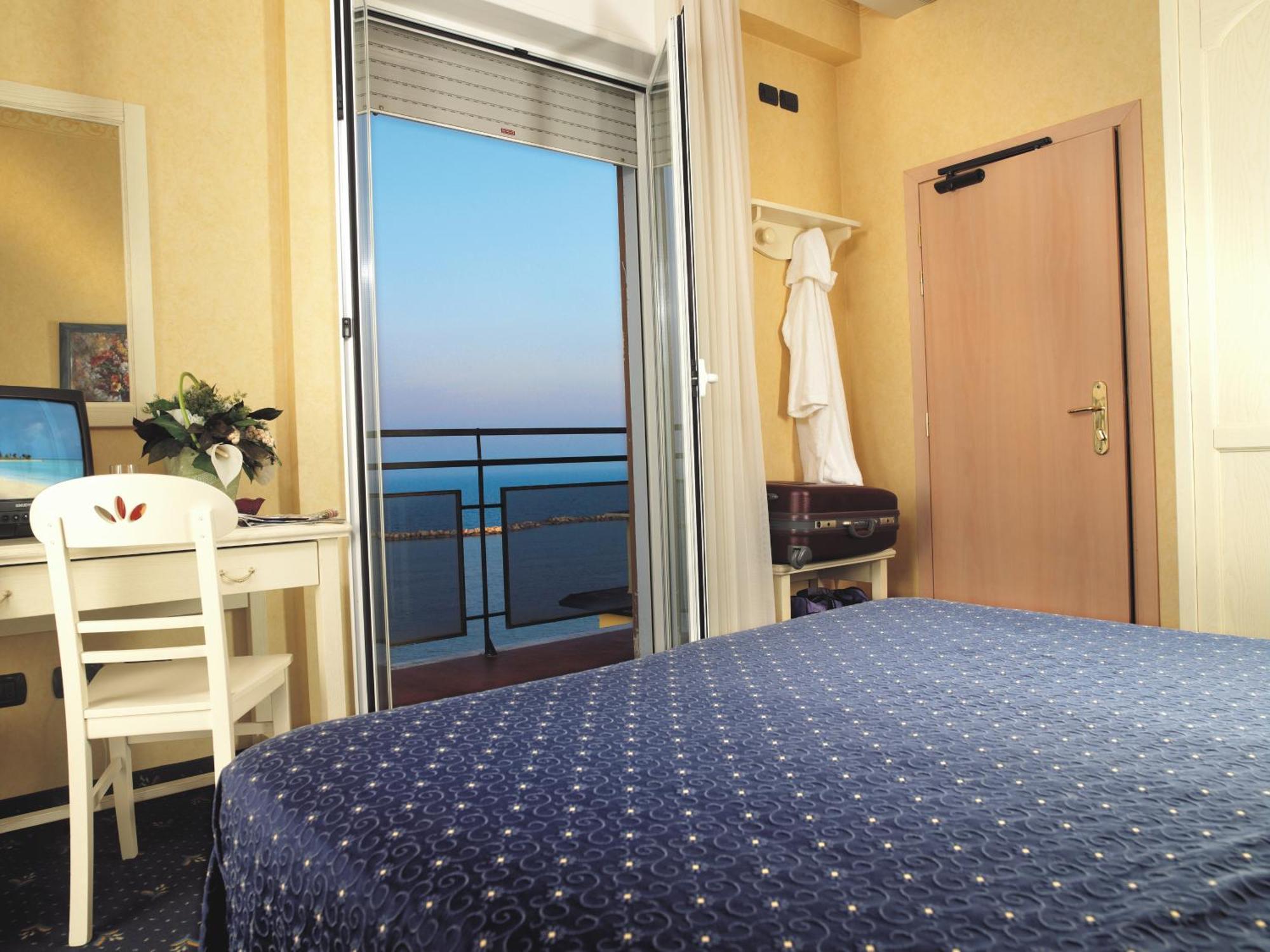 Hotel Mondial Белариа-Игеа Марина Екстериор снимка
