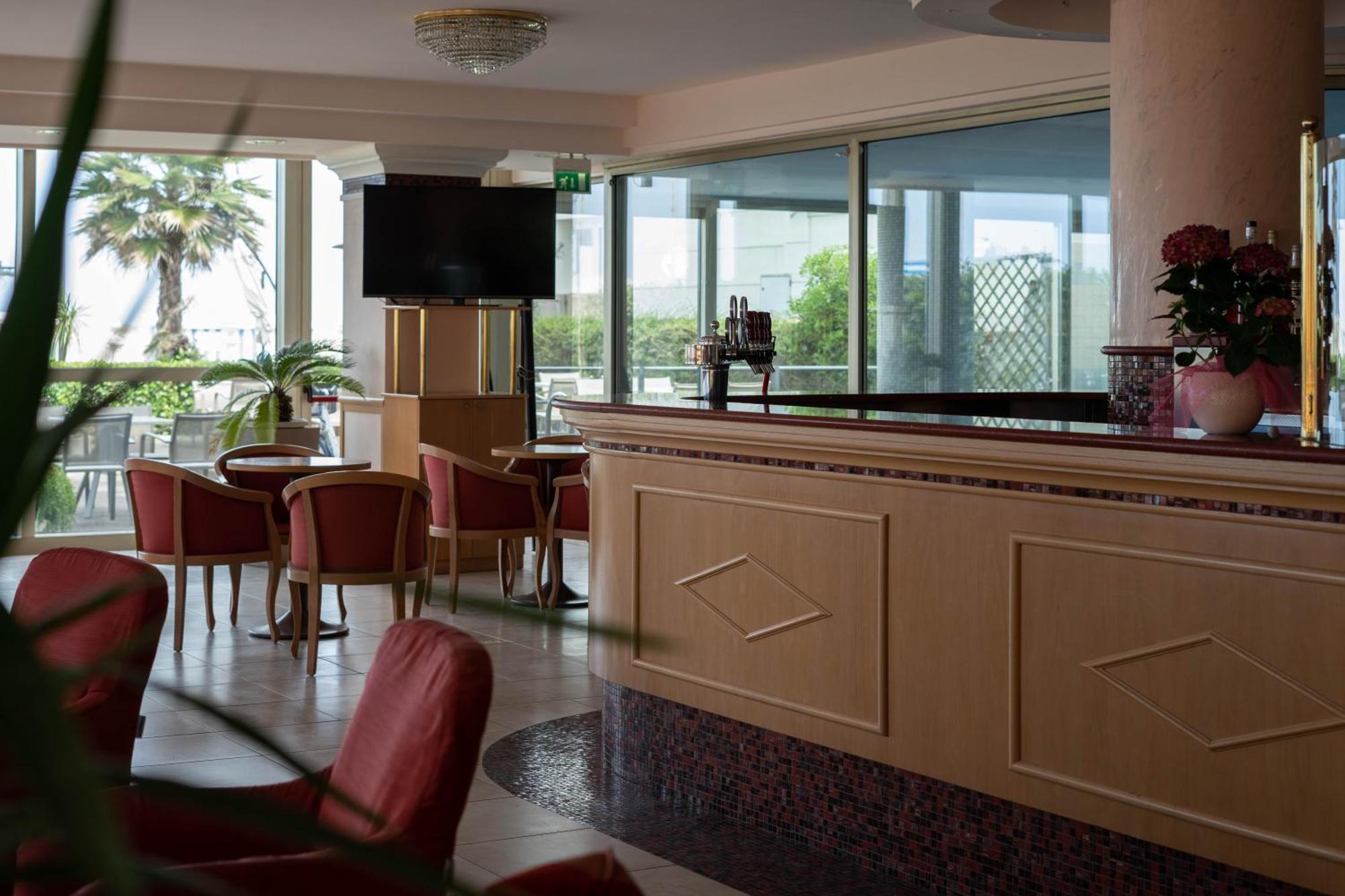 Hotel Mondial Белариа-Игеа Марина Екстериор снимка