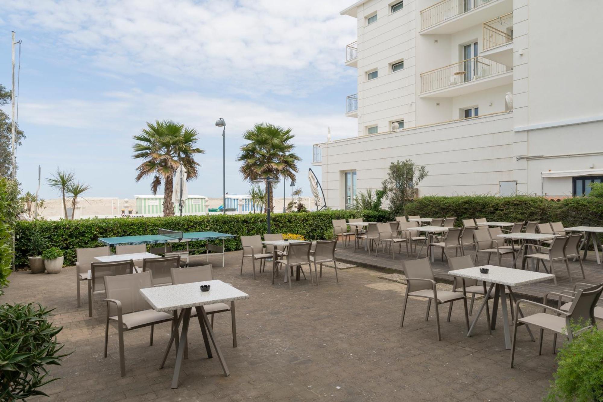 Hotel Mondial Белариа-Игеа Марина Екстериор снимка