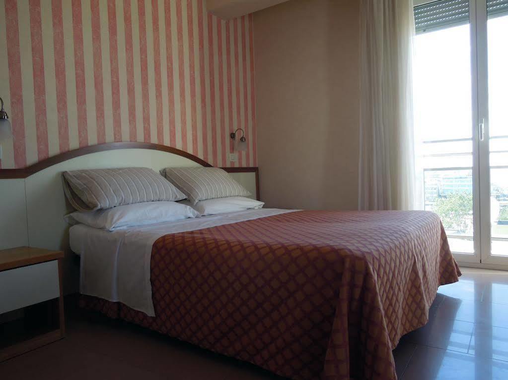 Hotel Mondial Белариа-Игеа Марина Екстериор снимка